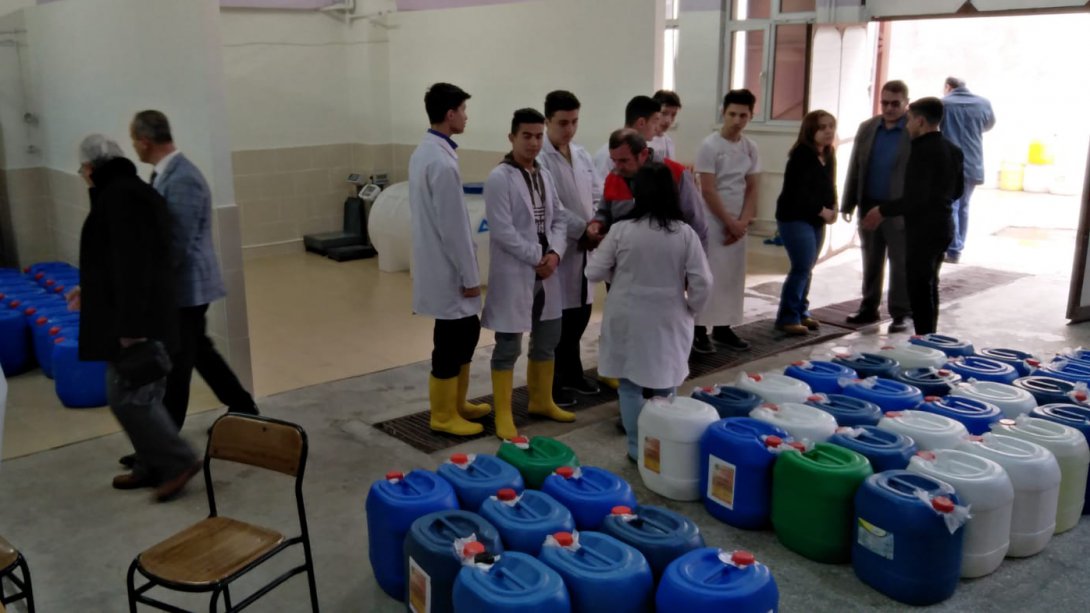 Çankırı Mesleki ve Teknik Anadolu Lisesi Dezenfektan Üretimine Devam Ediyor
