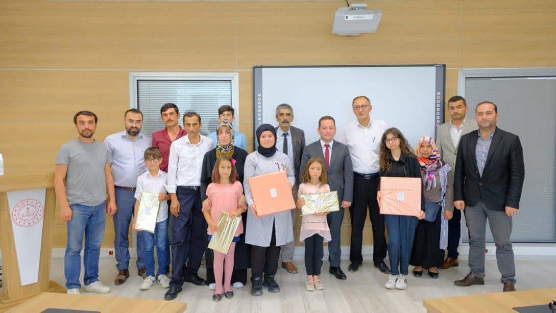Resim ve Slogan Yarışmasında Derece Alan Öğrencilere Ödülleri Verildi