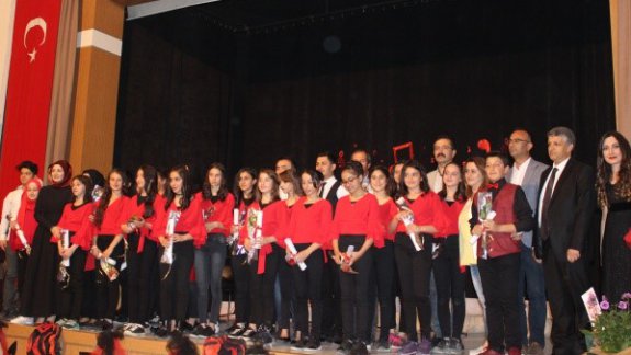 Mehmetçik Ortaokulu Öğrencileri Dinleyicilere Müzik Şöleni Yaşattı