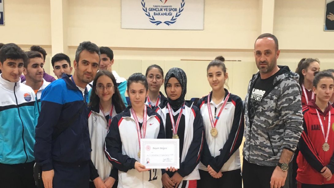 Çankırı Lisesi Badminton Kız Takımı Yarı Finale Yükseldi
