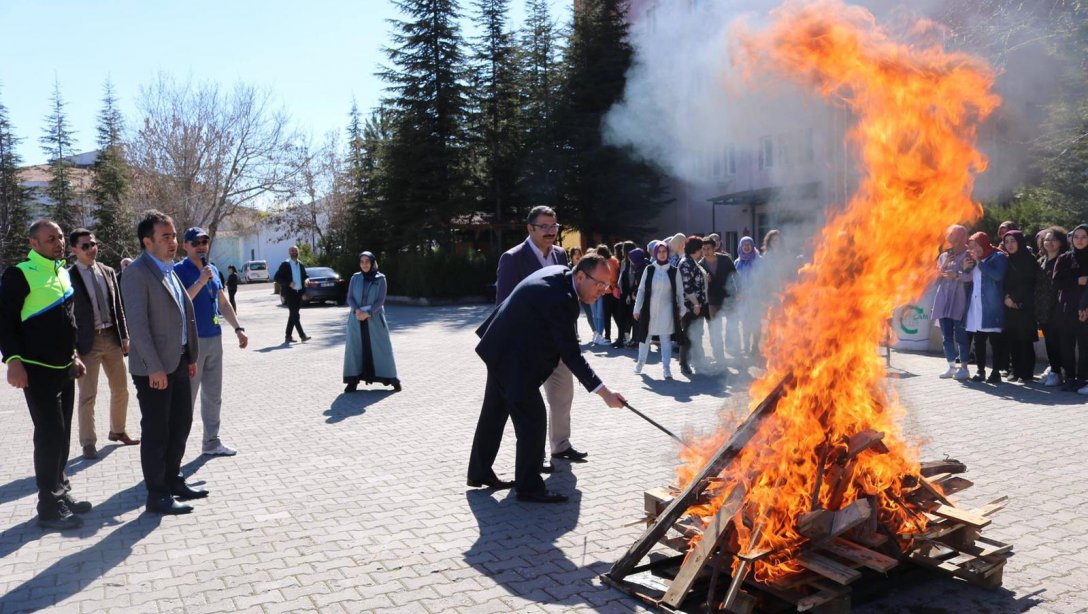 Nevruz Ateşini Milli Eğitim Bakanlığı Başmüfettişi Sezai Güler Yaktı