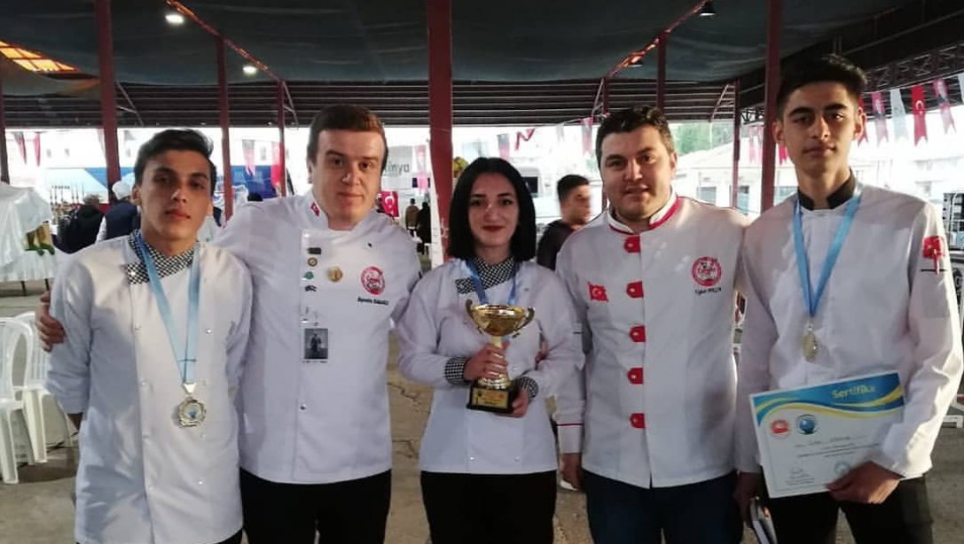 Şehit Korhan Kuruçay Mesleki ve Teknik Anadolu Lisesi Öğrencilerimiz Yemek Yarışmasında Birinci Oldular