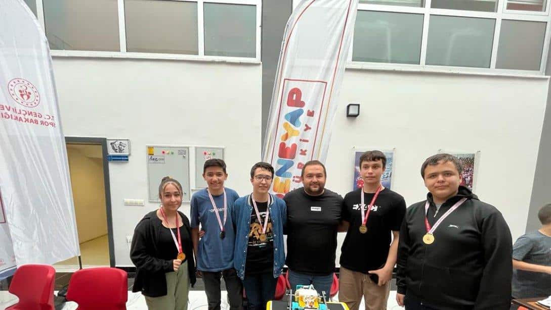 Öğrenciler Sumocu Robotlar Yarışmasında Derece Yaptı