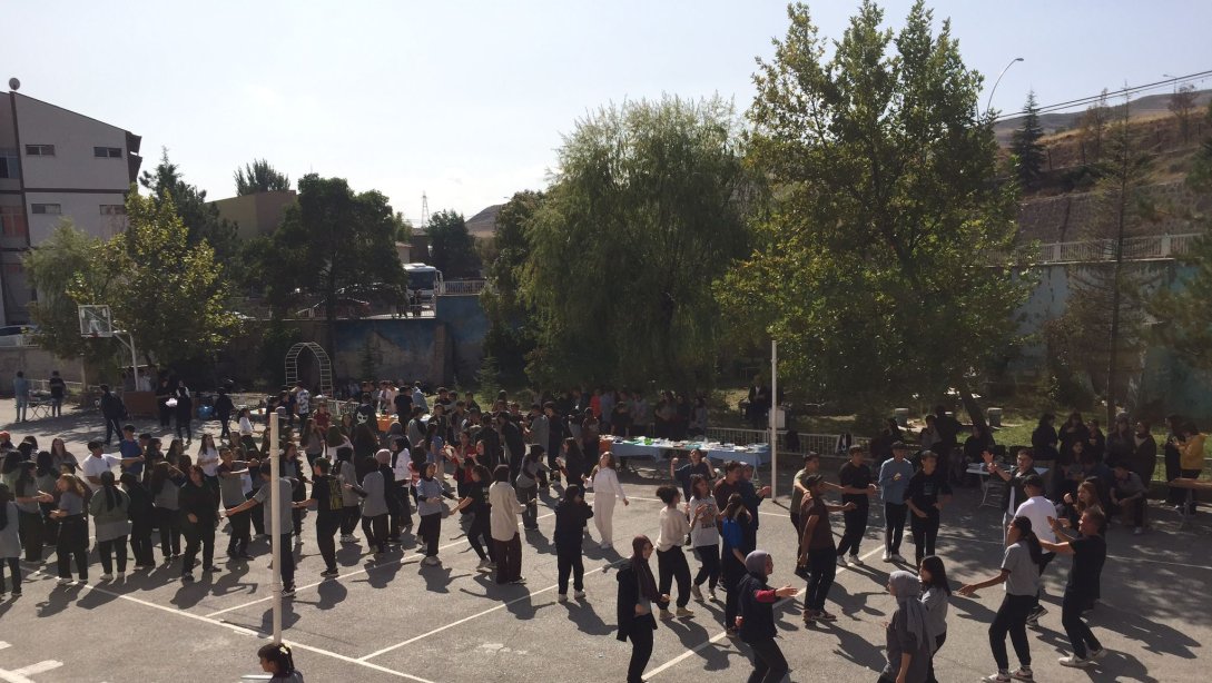 15 Temmuz Şehitler Anadolu Lisesi Depremzedeler Yararına Kermes Düzenledi