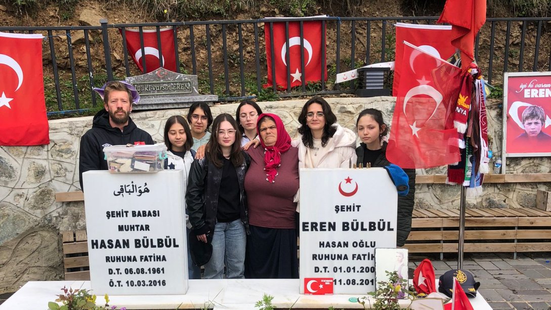 Fen Lisesi Takımı Şehidimiz Eren Bülbül'ün Kabrini Ziyaret Etti